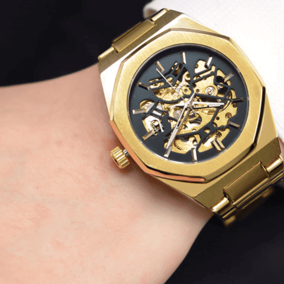 Relógio Vartelli Skeleton VA001 dourado no pulso masculino