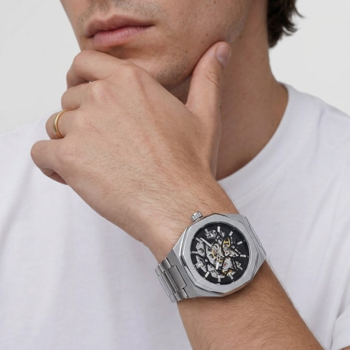 Relógio Vartelli Skeleton VA001 prata no pulso masculino