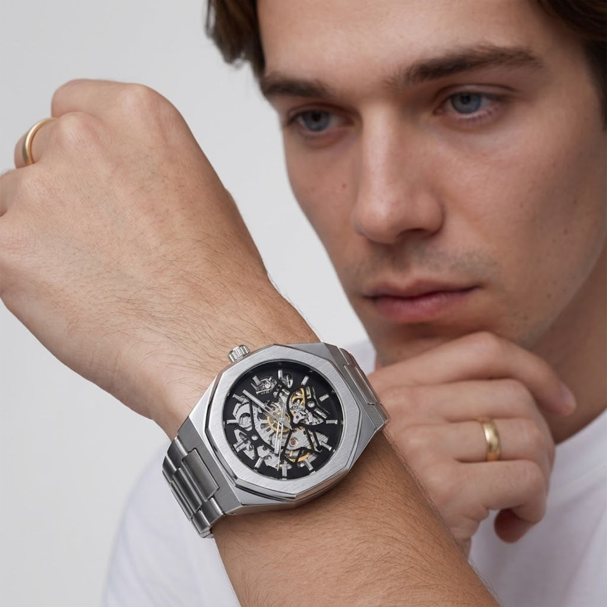 Relógio Vartelli Skeleton VA001 prata no pulso masculino